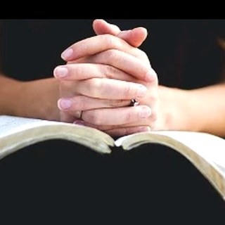 Dłonie złożone nad Biblią — ilustracja